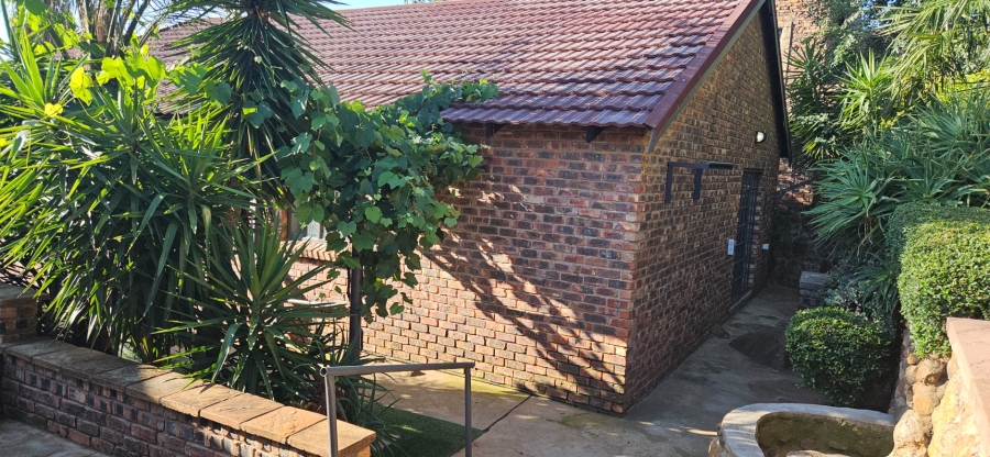 5 Bedroom Property for Sale in Langenhovenpark Free State